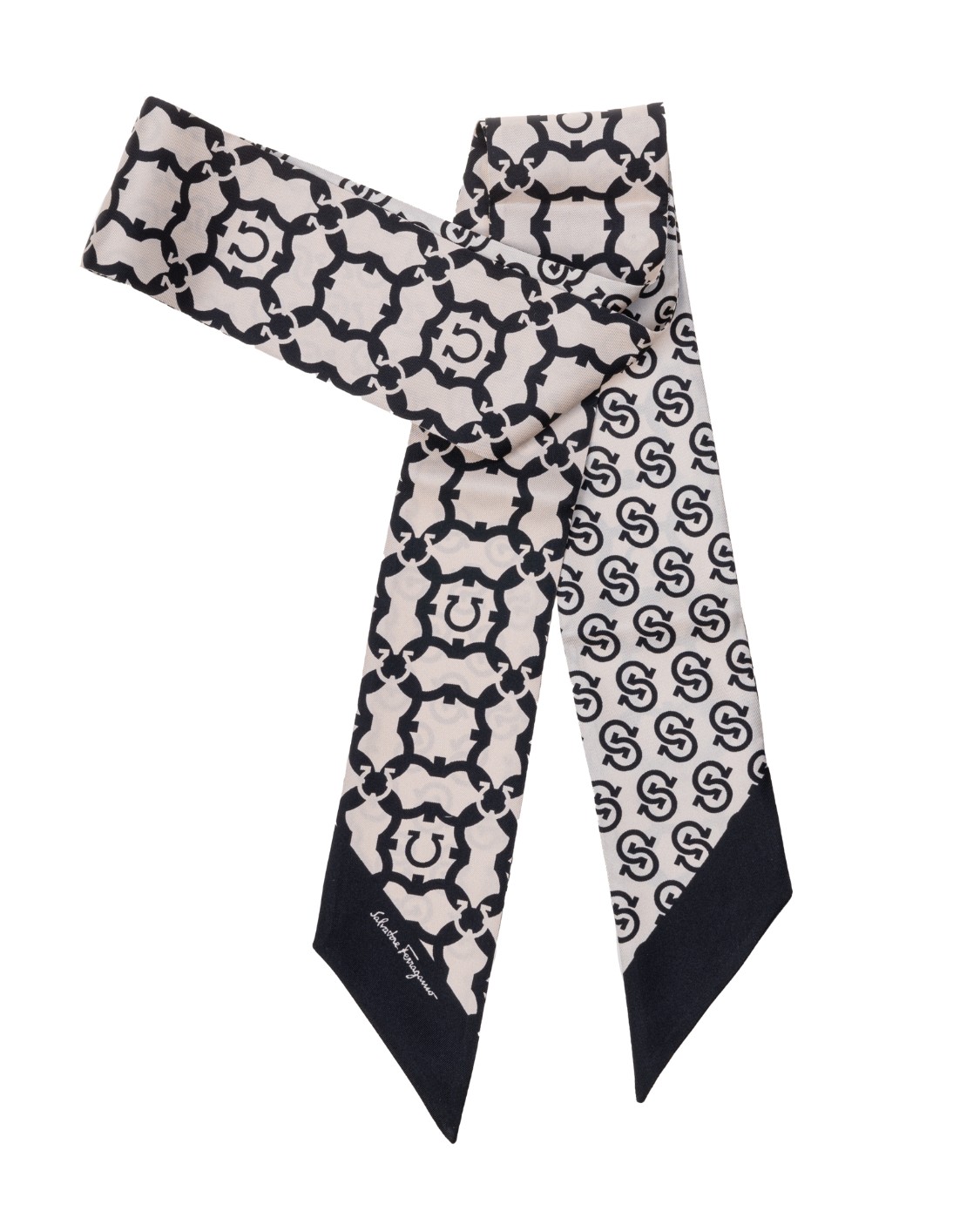 shop SALVATORE FERRAGAMO  Bandeau: Salvatore Ferragamo bandeau in pura seta con stampa Gancini Galore.
Si può indossare al collo, tra i capelli, come cintura o come abbellimento per la borsa.
Dimensioni: lunghezza 140 cm, larghezza 7 cm.
Composizione: 100% Seta.
Made in Italy.. 320260 TWGALOUR-001743597 number 3246414